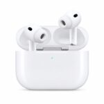 AirPods Pro 3 v otvorenom nabíjacom puzdre na bielom pozadí