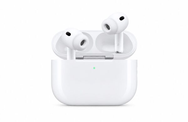 AirPods Pro 3 v otvorenom nabíjacom puzdre na bielom pozadí