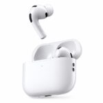 AirPods s kamerami v otvorenom nabíjacom puzdre na bielom pozadí