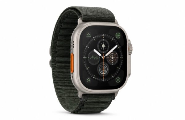 Apple Watch Ultra 4 s titánovým puzdrom na bielom pozadí