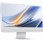 Strieborný iMac na bielom pozadí – nový MacBook Pro a iMac v októbri