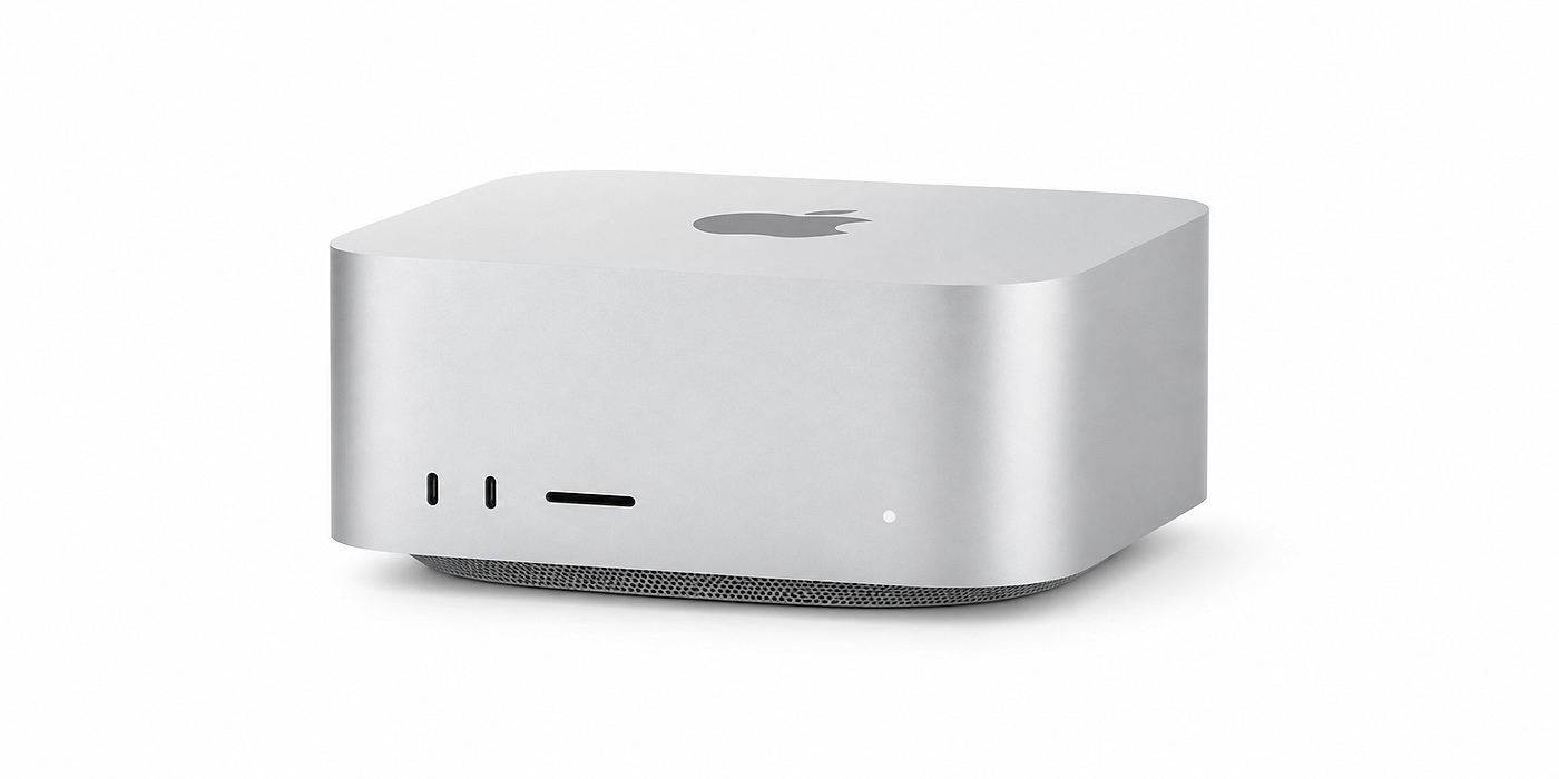 Mac Studio s čipom M5 Ultra na bielom pozadí