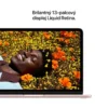 Rumencový 13-palcový notebook s otvoreným displejom