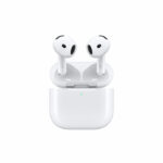 AirPods 5 s otvoreným nabíjacím puzdrom na bielom pozadí