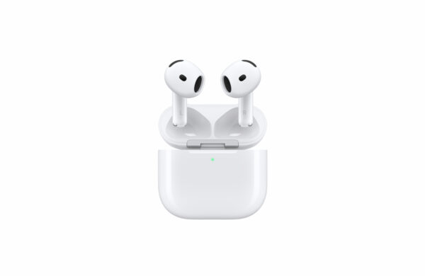 AirPods 5 s otvoreným nabíjacím puzdrom na bielom pozadí